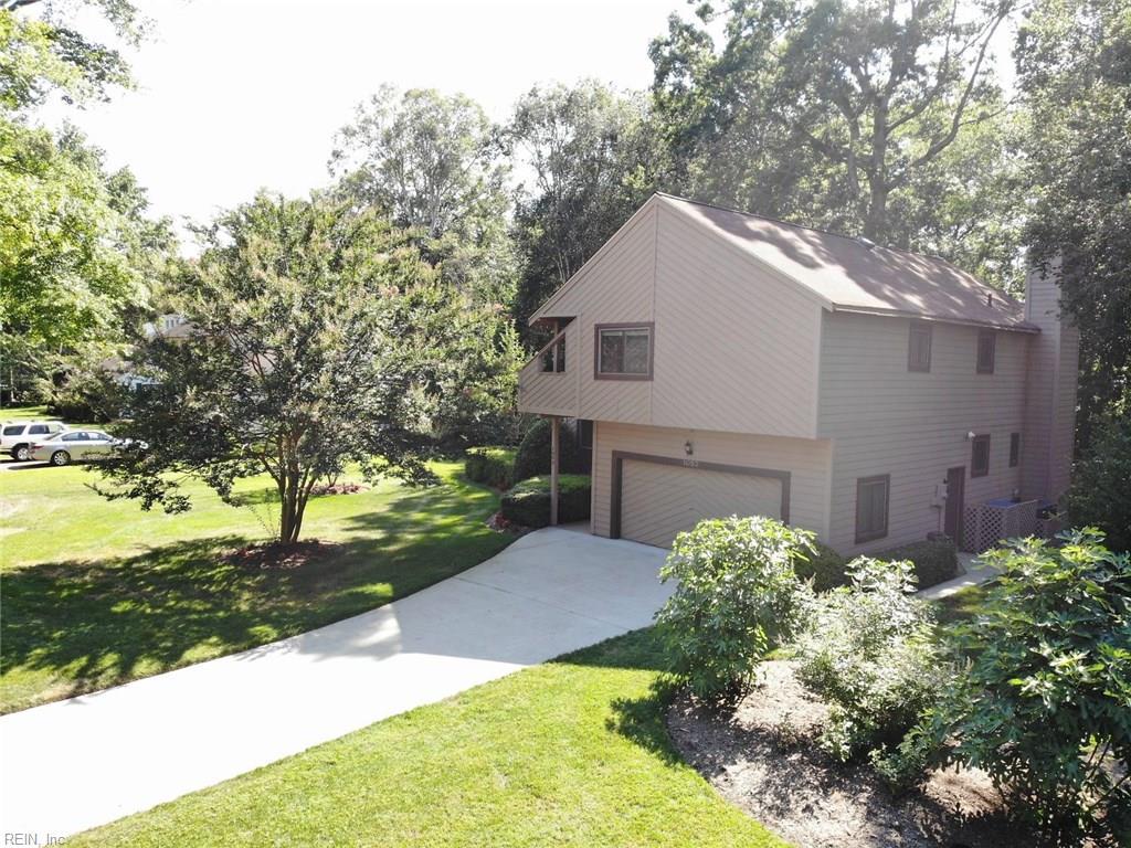 1052 Commodore Dr - Photo 1
