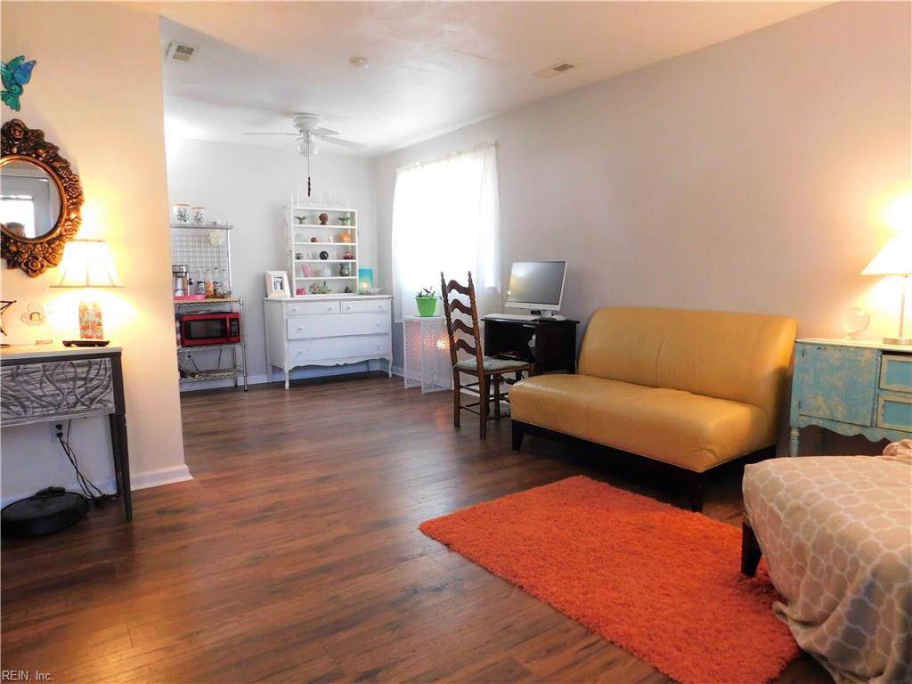 3517 Barry St - Photo 1