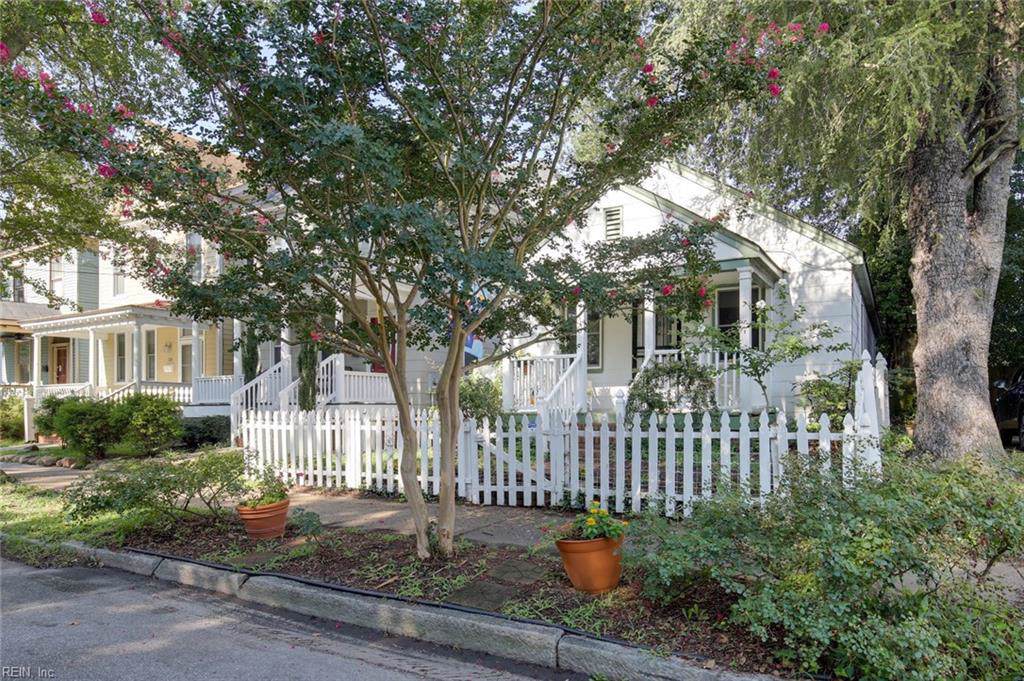 118 Webster Ave - Photo 1