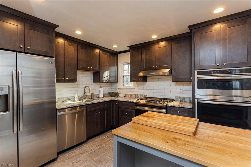 1112 Llewellyn Mews - Photo 1
