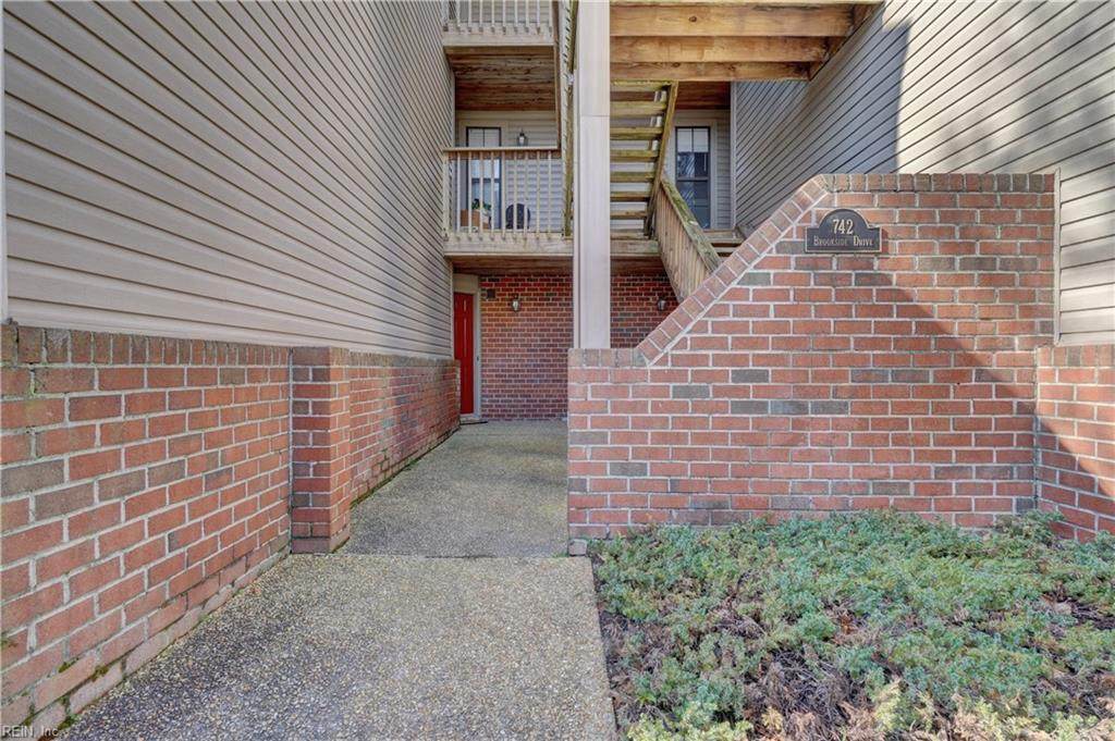 742 Brookside Dr - Photo 1