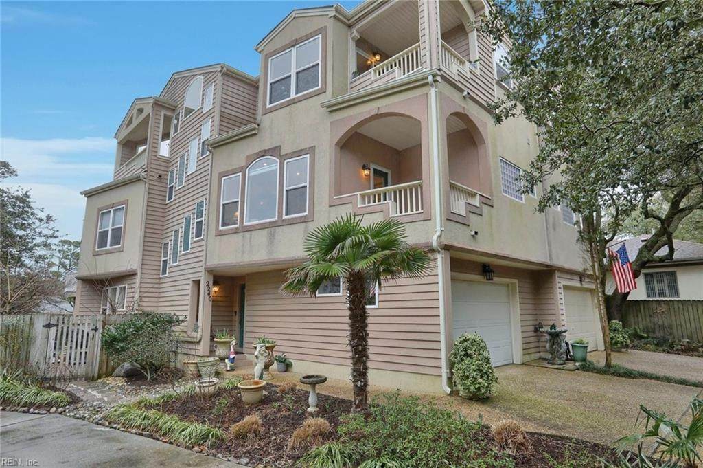 2240 Woodlawn Ave - Photo 1