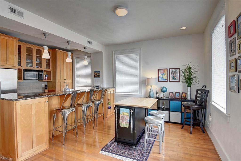 429 York St - Photo 1