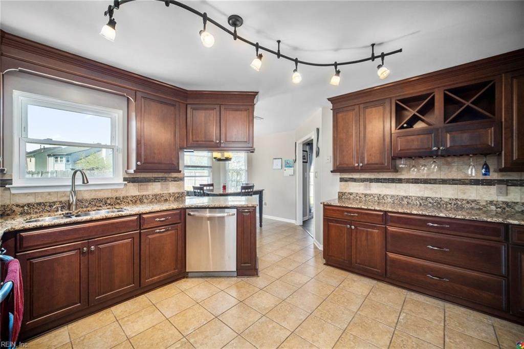 1889 Bloomfield Dr - Photo 1