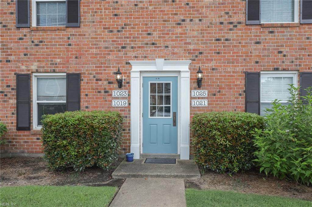 1019 Barclay Sq - Photo 1