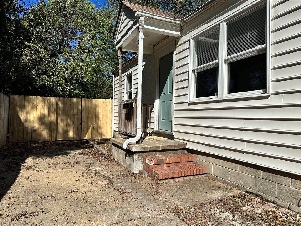 852 48th St - Photo 1