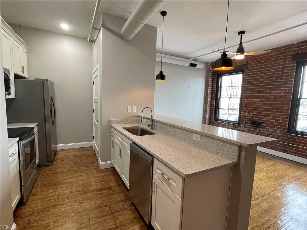 208 23rd St - Photo 1