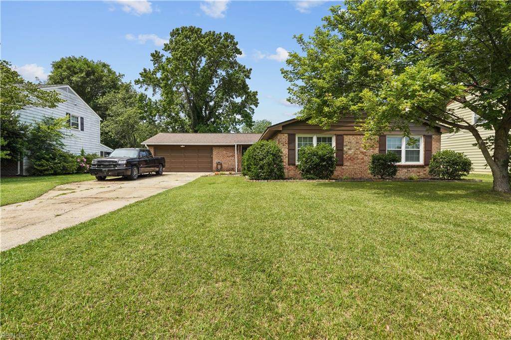 223 Commodore Dr - Photo 1