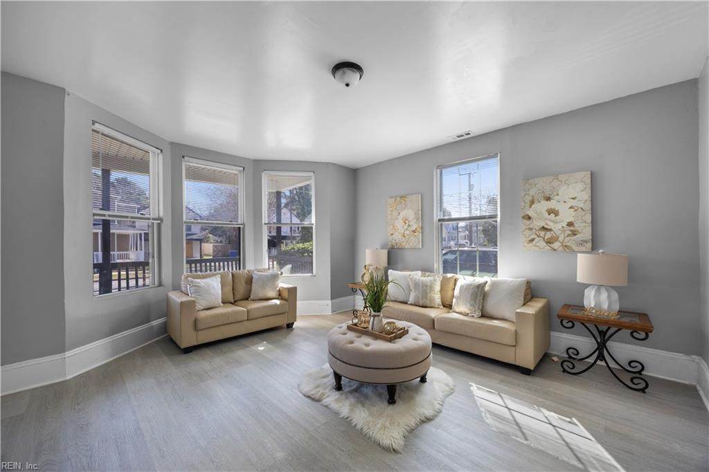 1047 26th St - Photo 1
