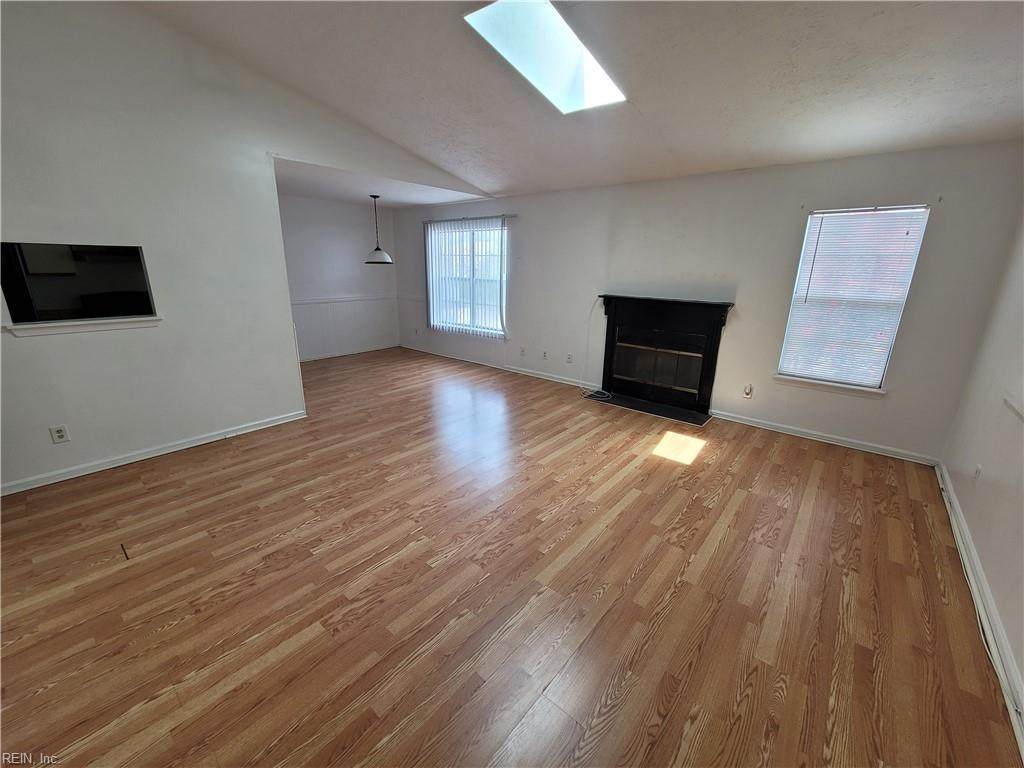 1424 Deerpond Ln - Photo 1