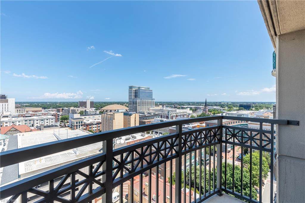 123 College Pl - Photo 1