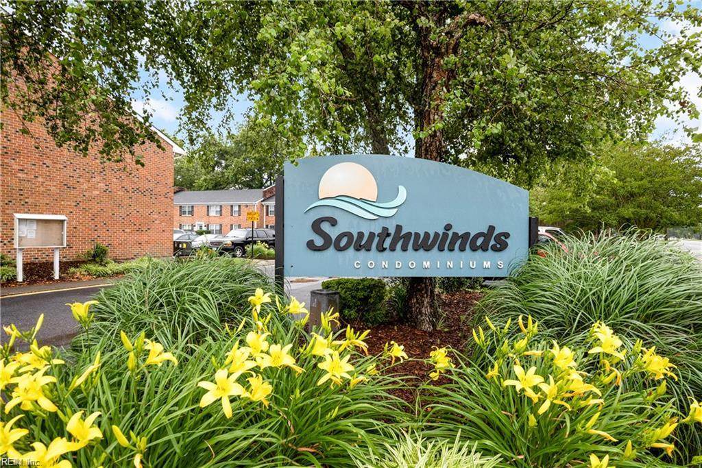 1025 Barclay Sq - Photo 1