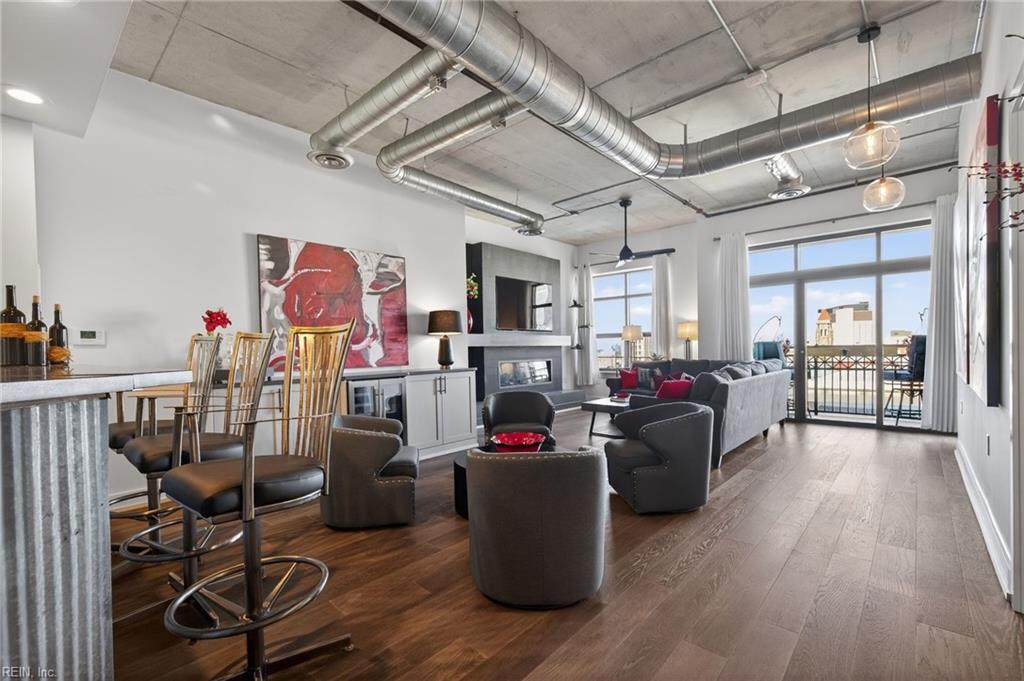 123 College Pl - Photo 1