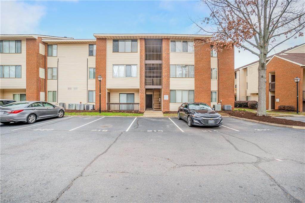 220 Pacific Dr - Photo 1