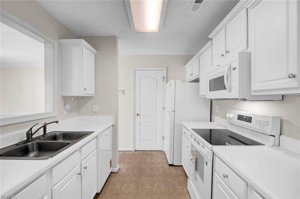 708 Lakeside Dr - Photo 1