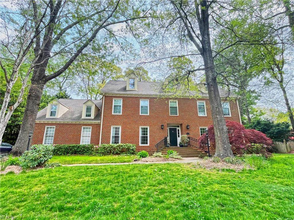 1004 Downshire Chse - Photo 1