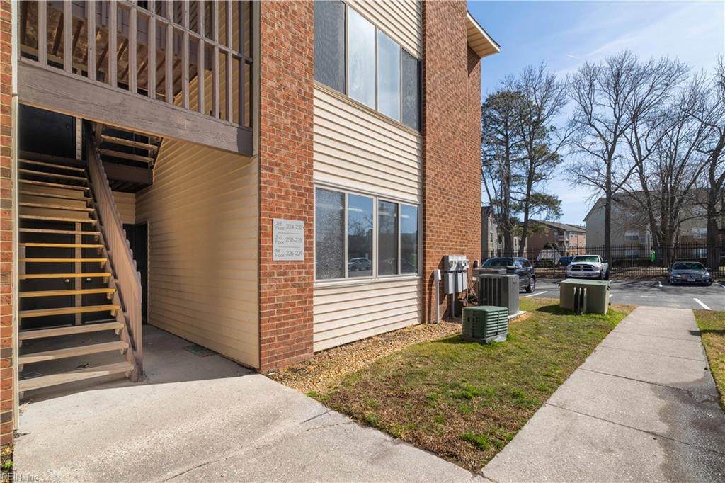 224 Pacific Dr - Photo 1