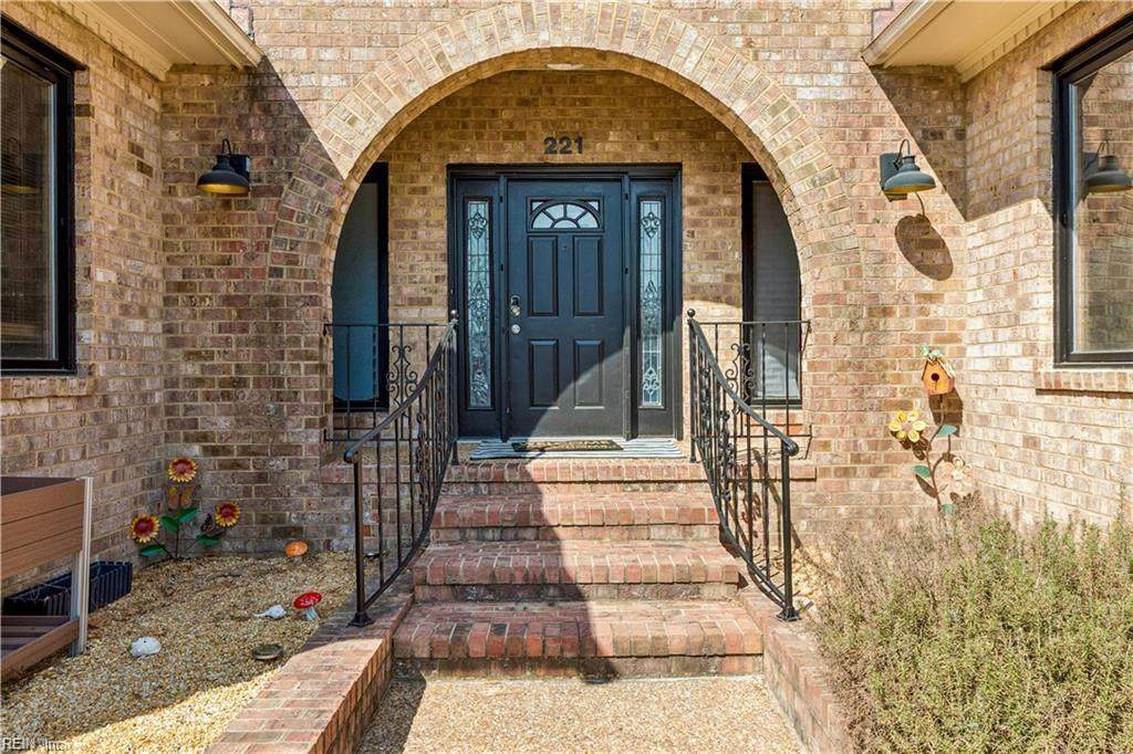 221 Woodburn Dr - Photo 1
