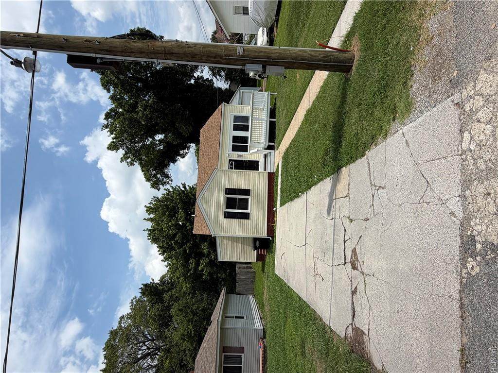 2403 Acorn St - Photo 1