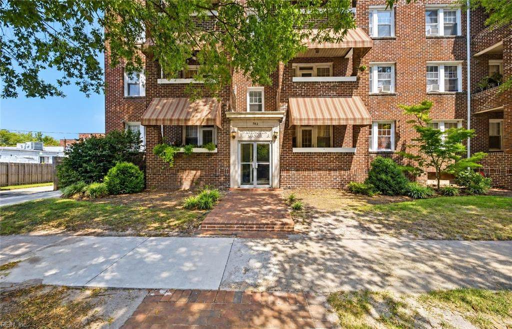 742 Washington Park - Photo 1