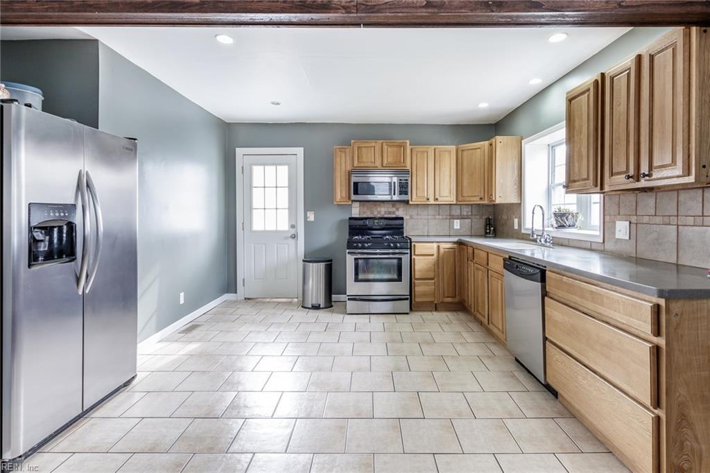 2927 Beachmont Ave - Photo 1