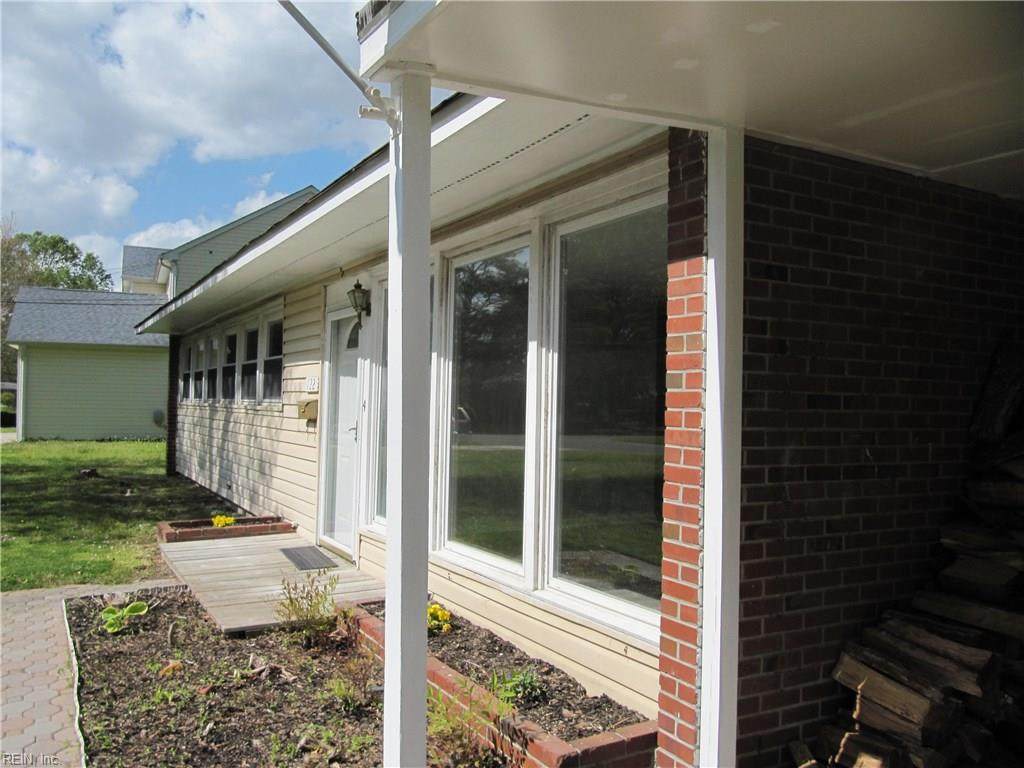 122 Commonwealth Ave - Photo 1