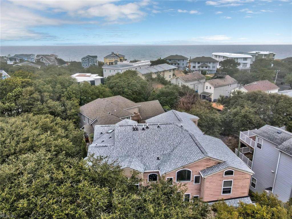 2240 Woodlawn Ave - Photo 1