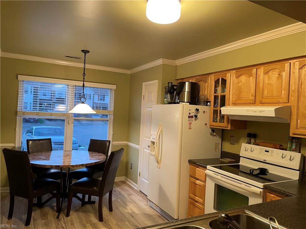 303 Sussex Ct - Photo 1