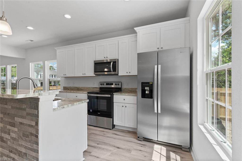 640 46th St - Photo 1