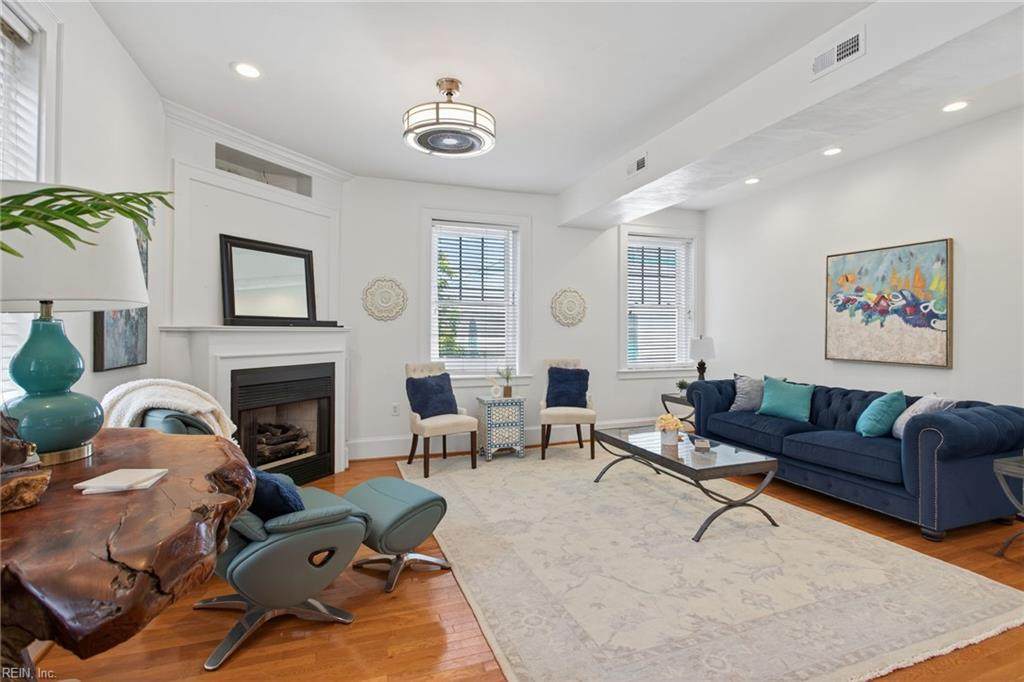 429 York St - Photo 1