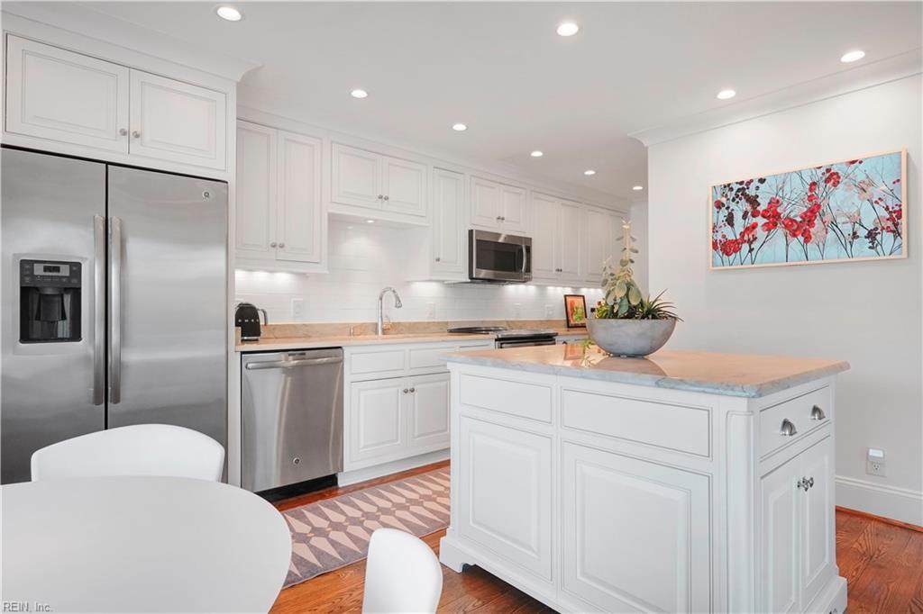 700 Oriole Dr - Photo 1