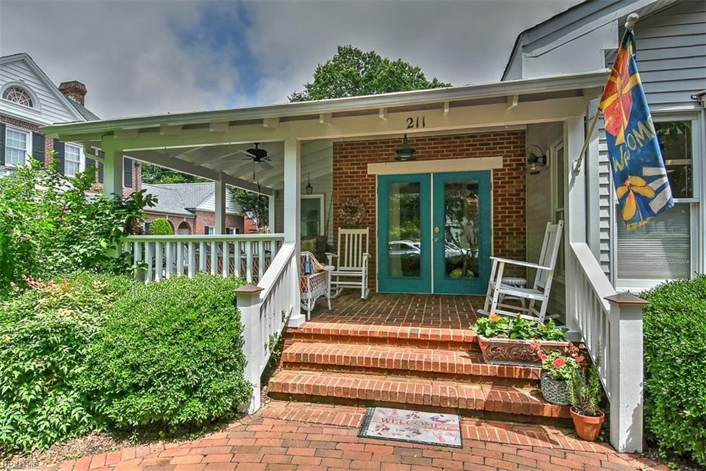 211 43rd St - Photo 1
