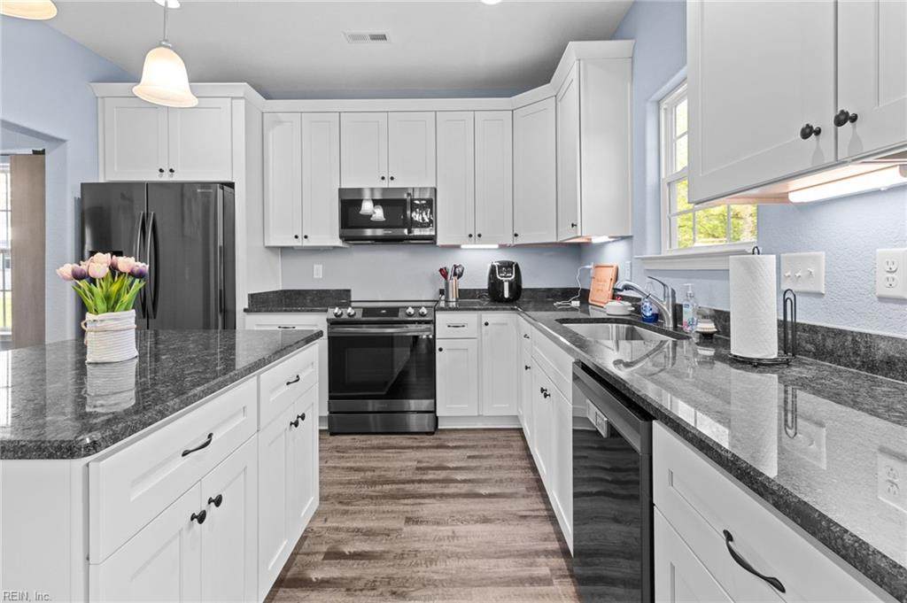 102 Tree Ln - Photo 1