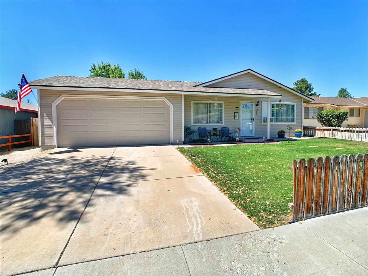956 Stanford Dr - Photo 1