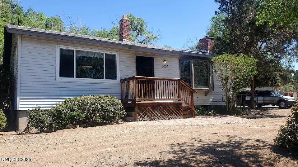 324 Queen Way - Photo 1