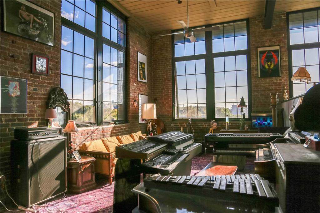 685 Social Street - Photo 1