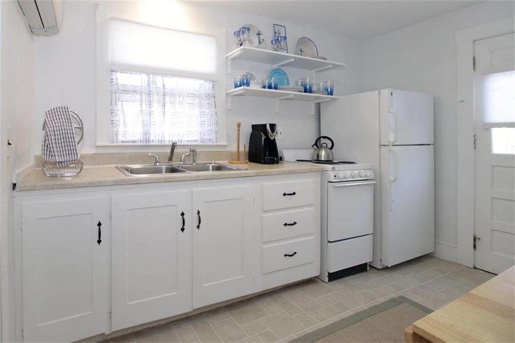 109 Aquidneck Avenue - Photo 1