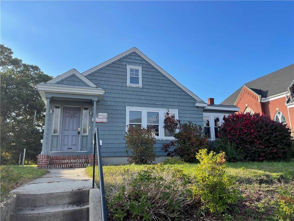 1566 Lonsdale Avenue - Photo 1