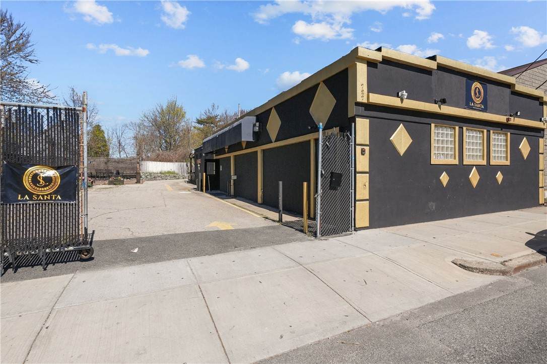 727 Cranston Street - Photo 1