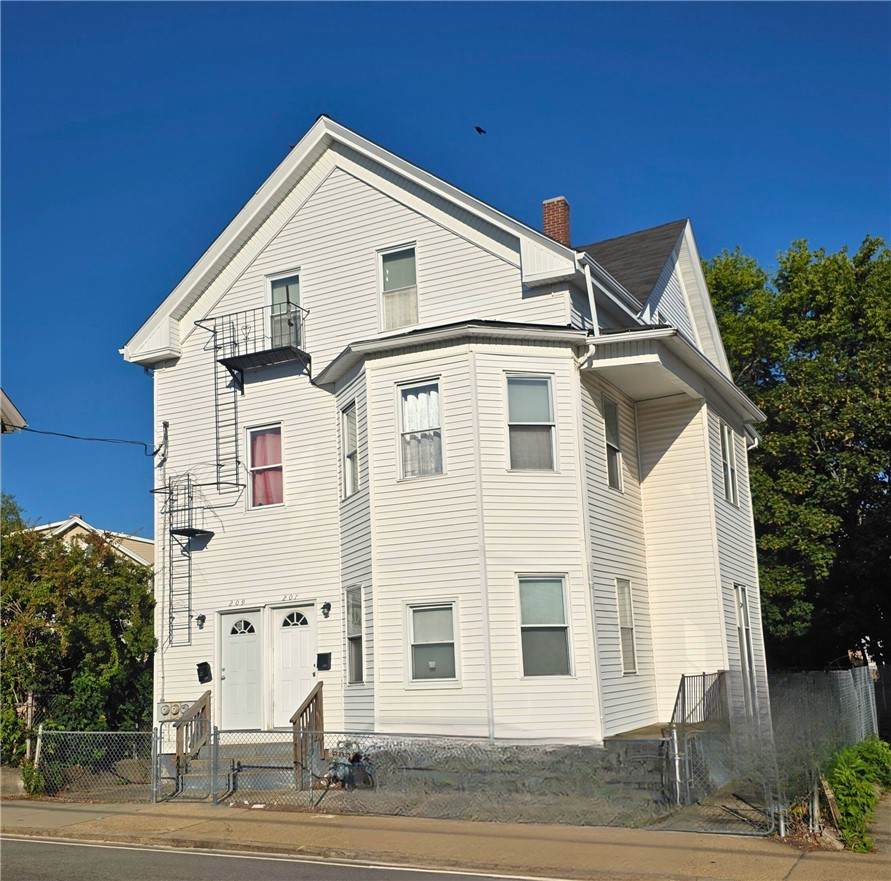 207 Pawtucket Avenue - Photo 1