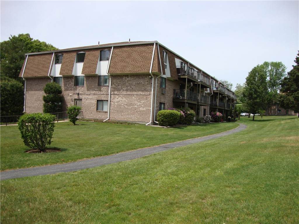 752 Quaker Lane - Photo 1