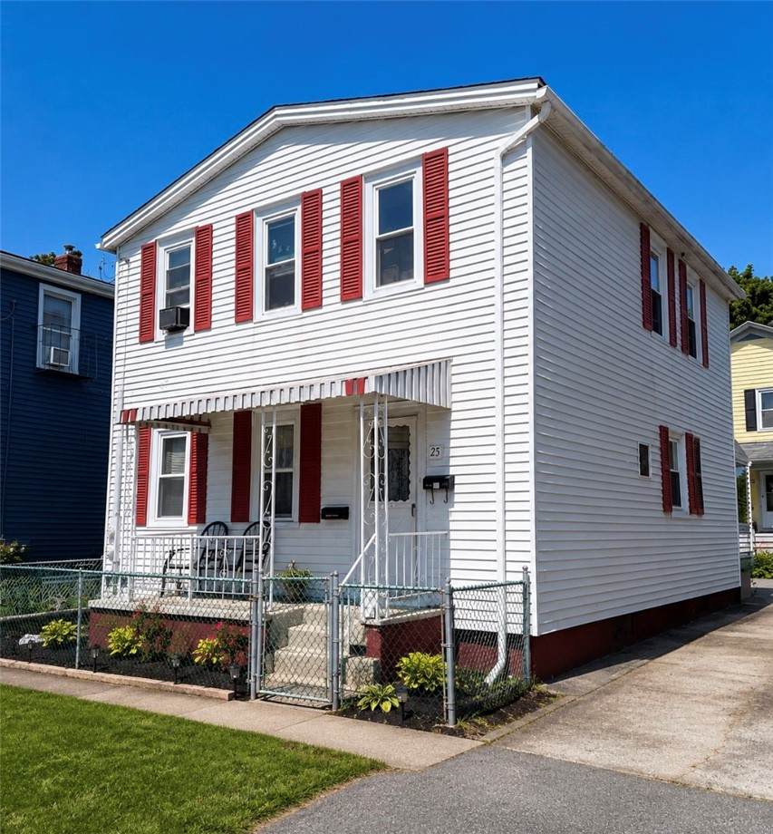 25 Richmond St, Bristol, RI 02809
