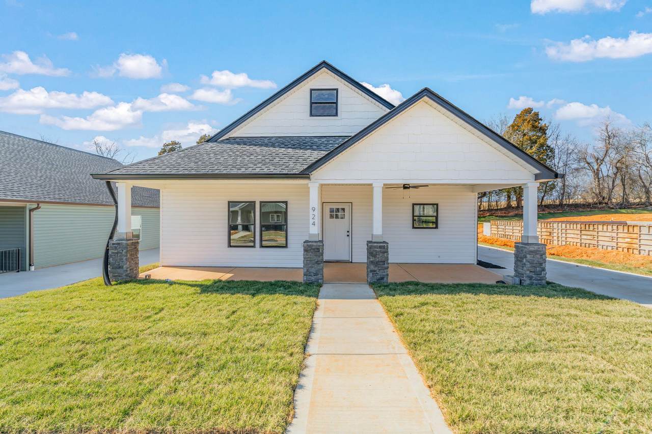 924 Stratford Avenue - Photo 1