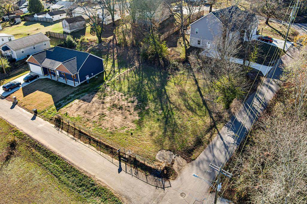 112 Henderson - Photo 1