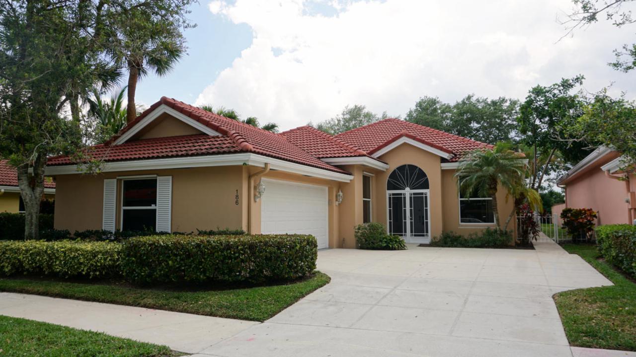 186 Hampton Way - Photo 1