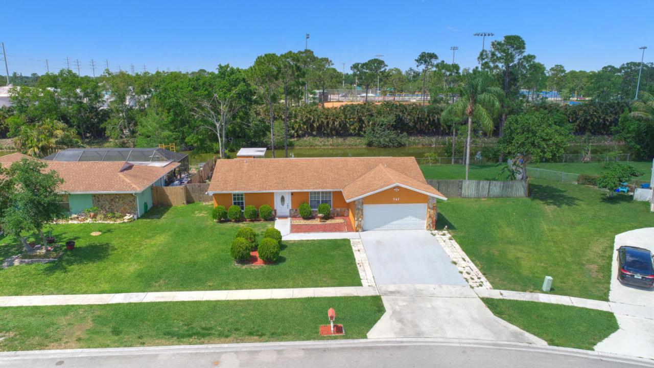 141 Teal Court - Photo 1