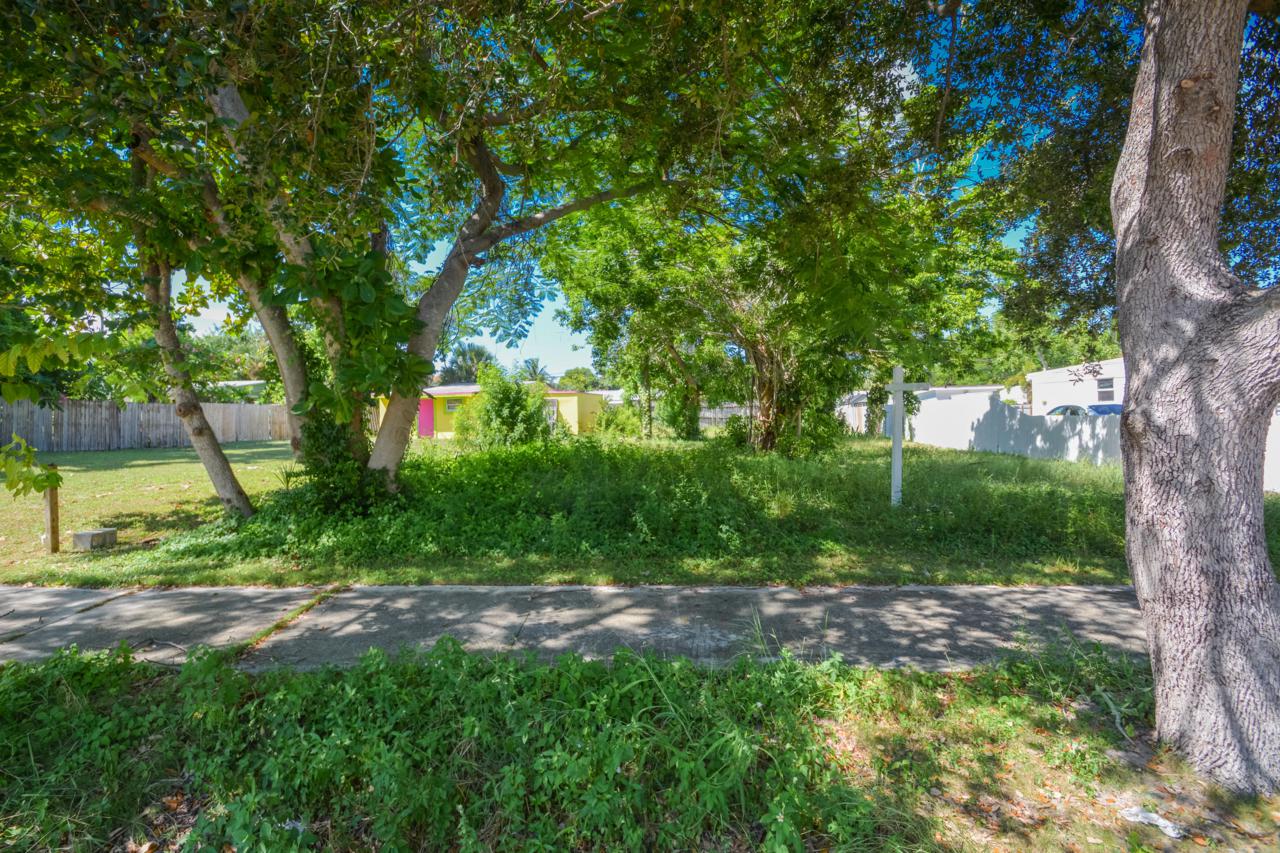 713 Lake Avenue - Photo 1
