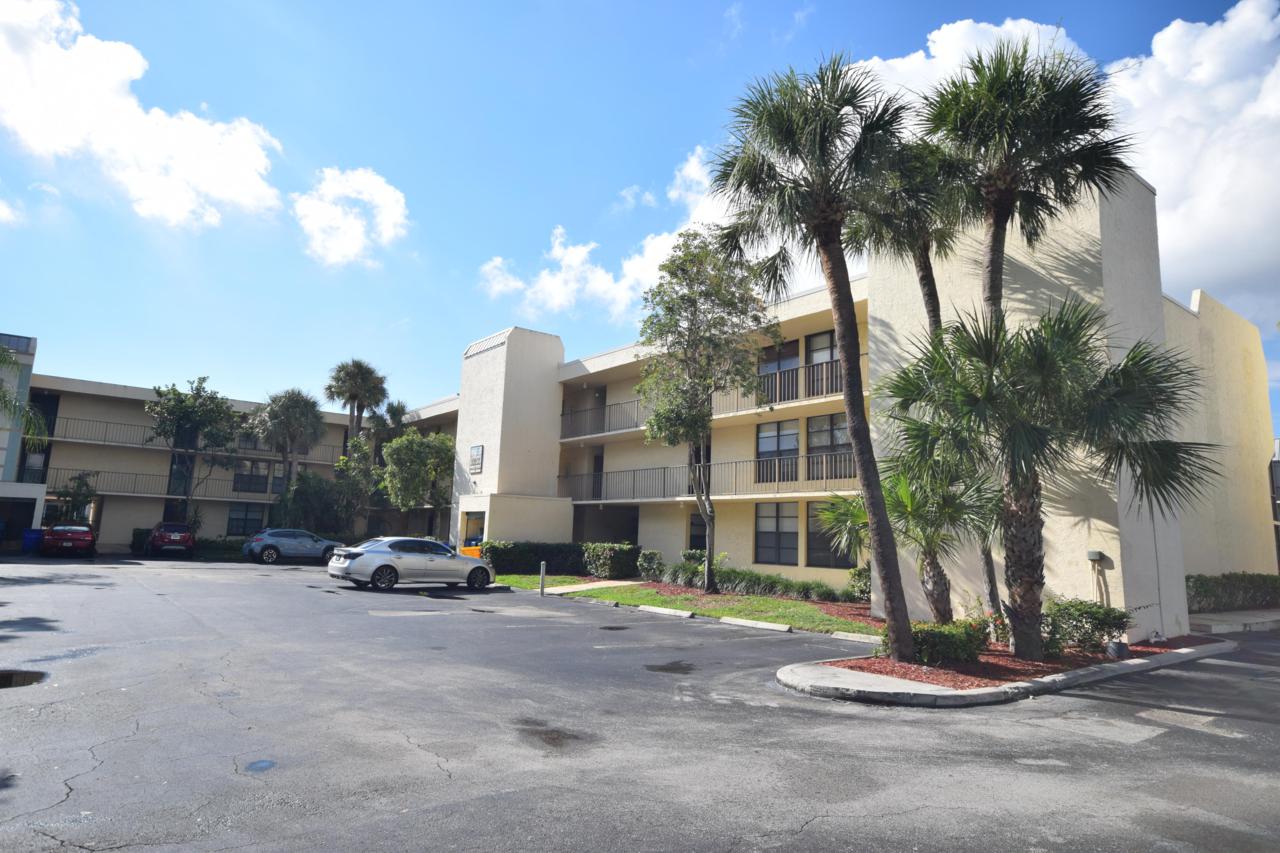 2 Royal Palm Way - Photo 1