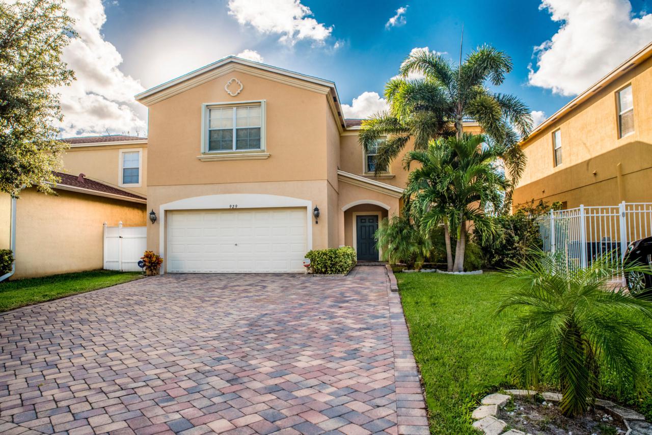 929 Fieldstone Way - Photo 1