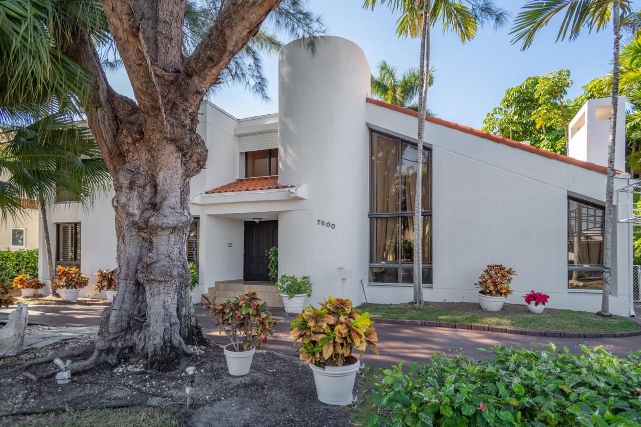 7600 Beachview Drive - Photo 1